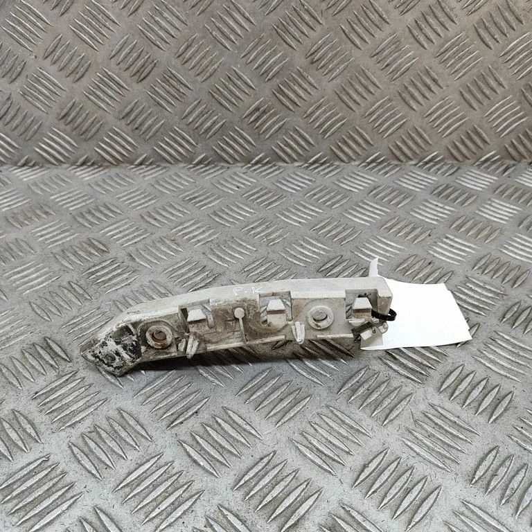 Priekšējā bampera turētājs 8M5117D959A