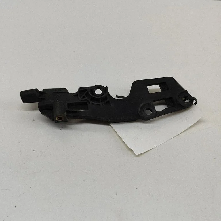 Priekšējā bampera turētājs FK7216A129AE