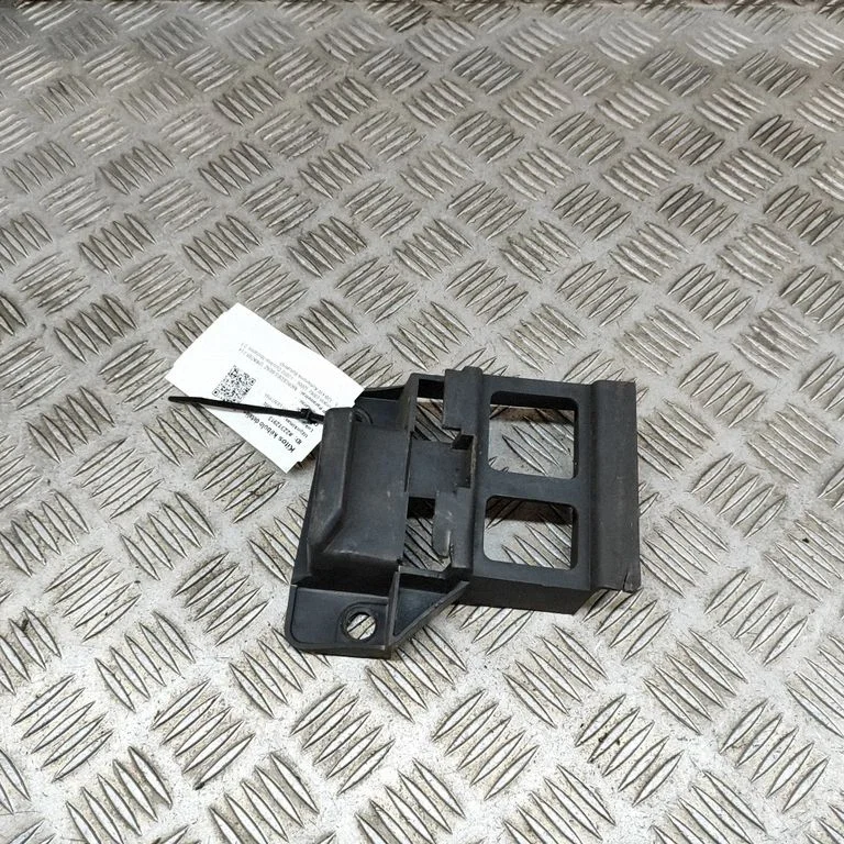 Esistange kinnitusklamber – Mercedes-Benz Sprinter W906 (2006-2018)