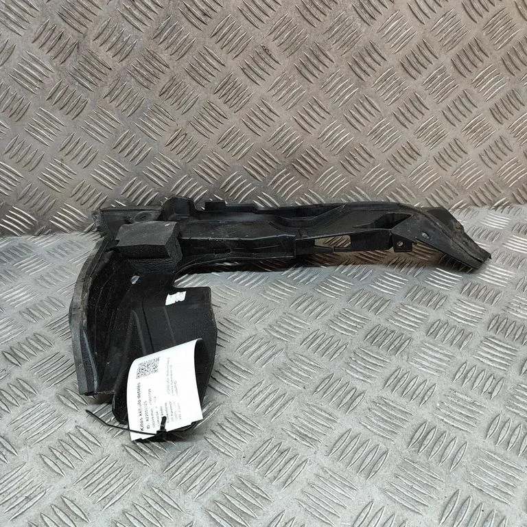 Priekšējā bampera turētājs LJ8BR021A37AA