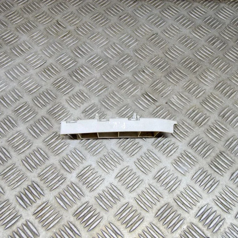 Priekšējā bampera turētājs BM5117D959A