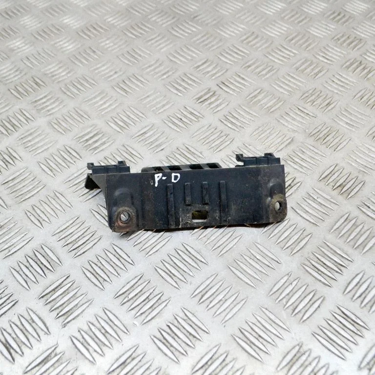 Priekšējā bampera turētājs 865521D000