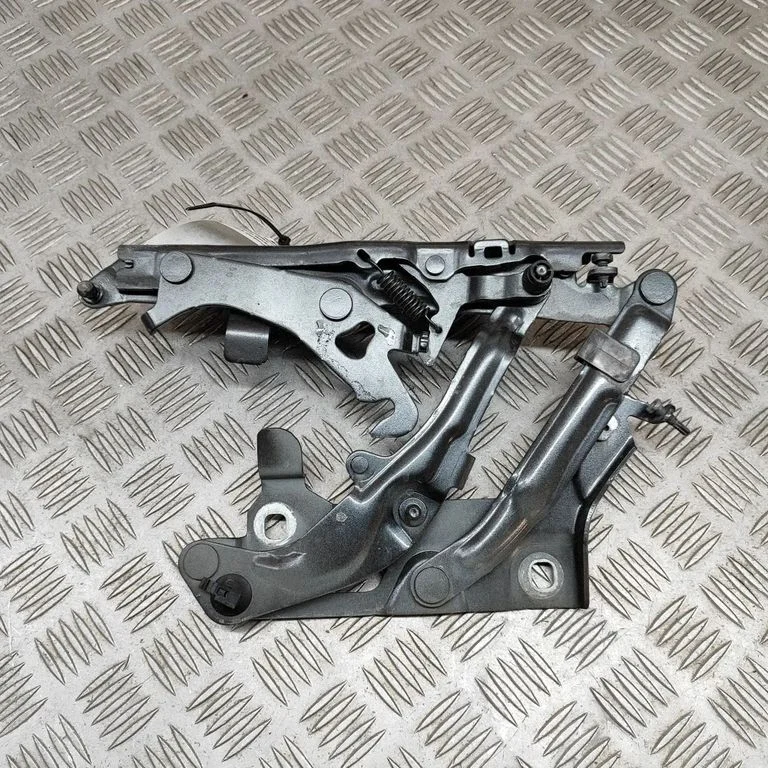 Motora pārsega eņģe (-es) 80A823301D