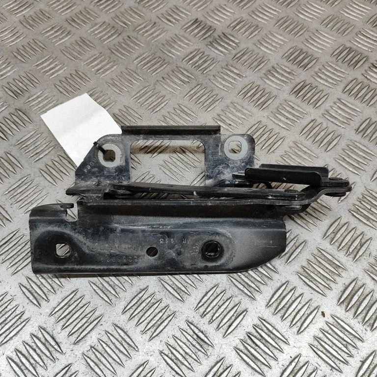Engine bonnet/hood hinges