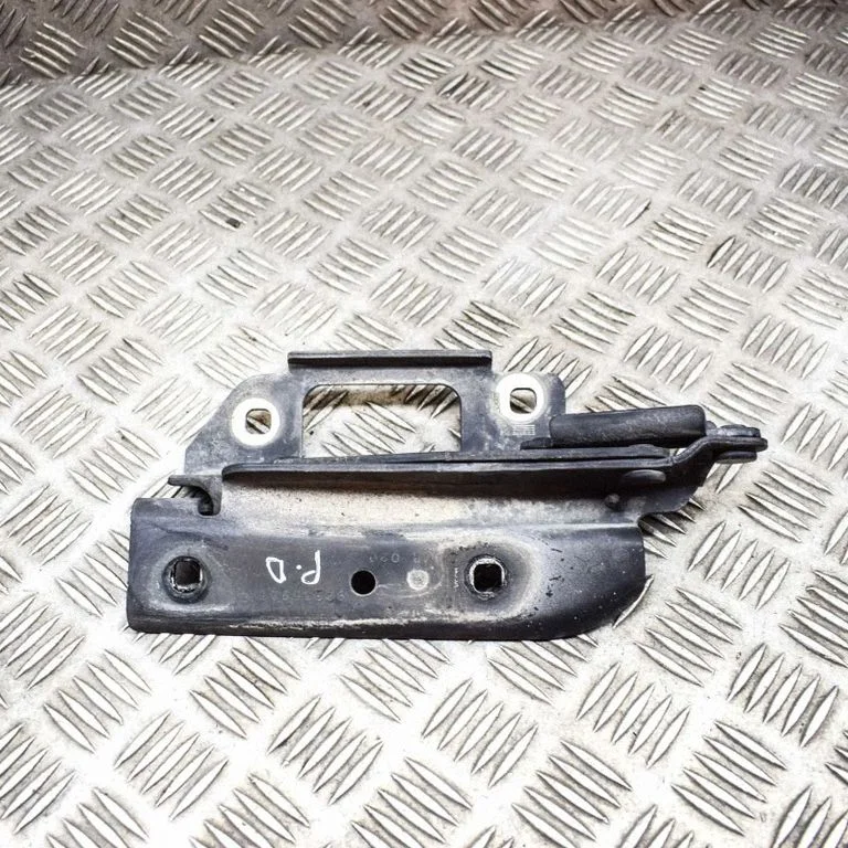 Engine bonnet/hood hinges