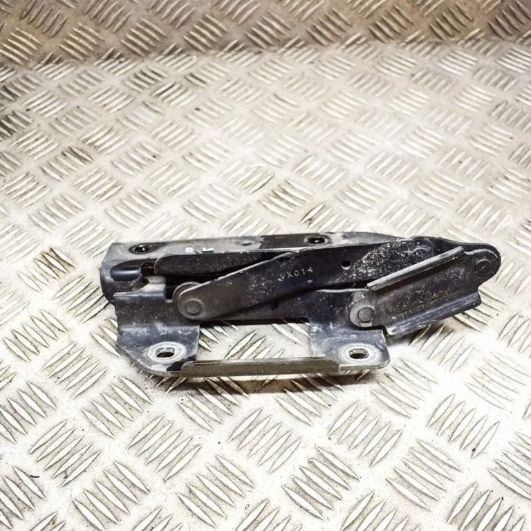 Engine bonnet/hood hinges