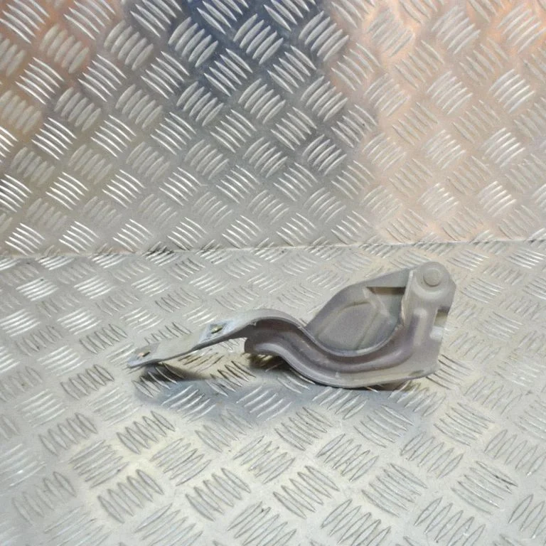 Motora pārsega eņģe (-es) – kreisā