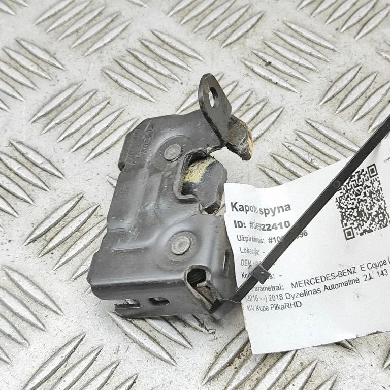 Motora pārsega slēdzene A2048800260