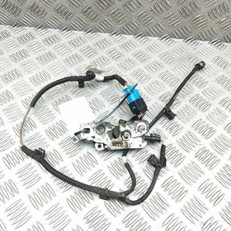 Motora pārsega slēdzene 9843692980