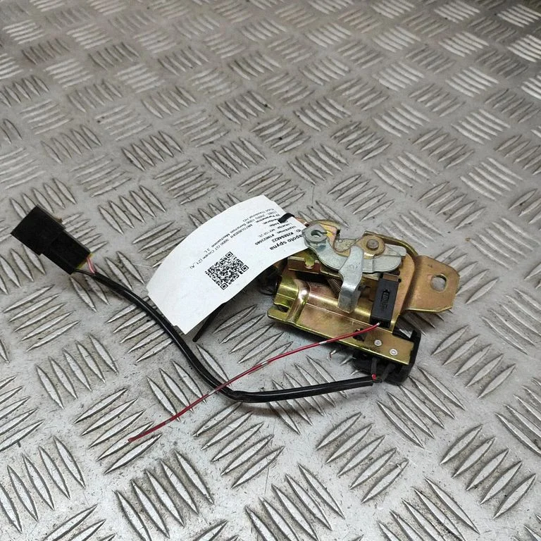 Motora pārsega slēdzene MB632388