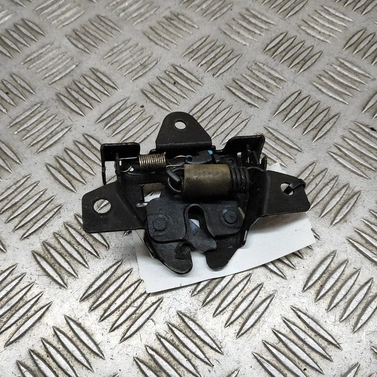 Motora pārsega slēdzene 811302P900