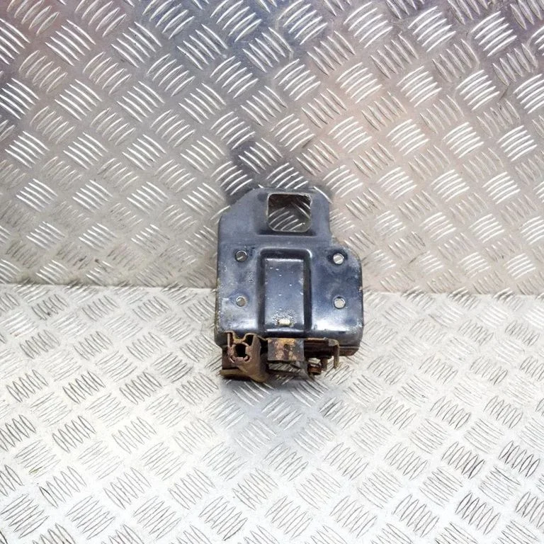 Motora pārsega slēdzene