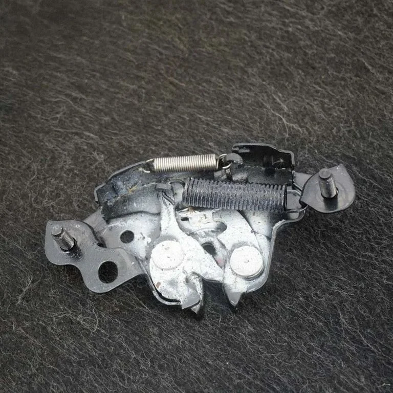 Motora pārsega slēdzene