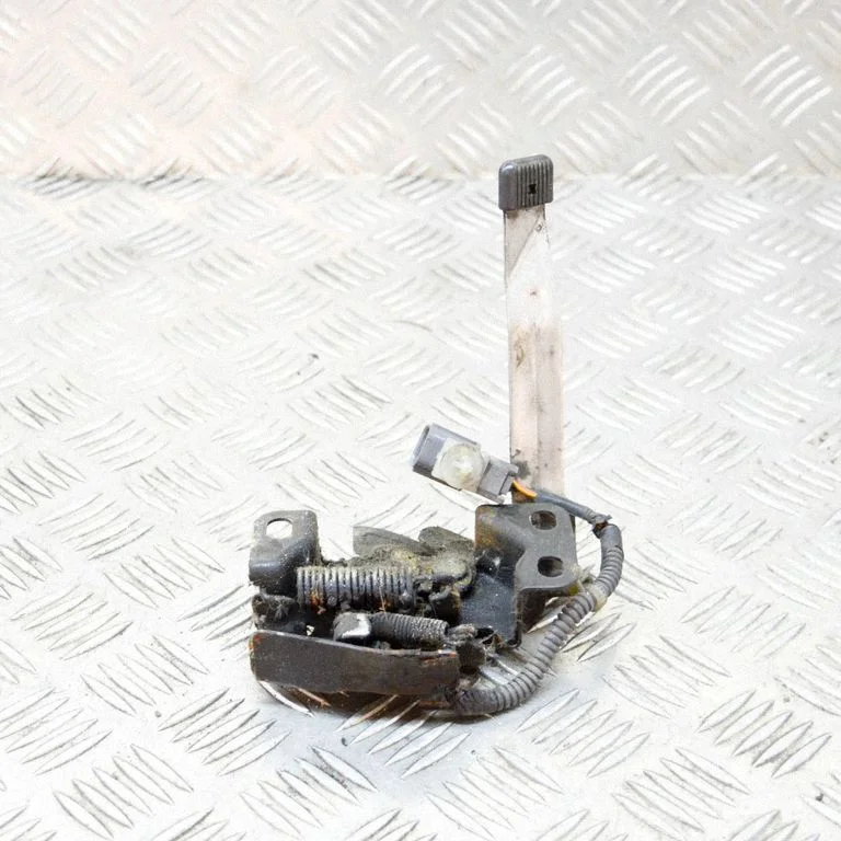 Motora pārsega slēdzene