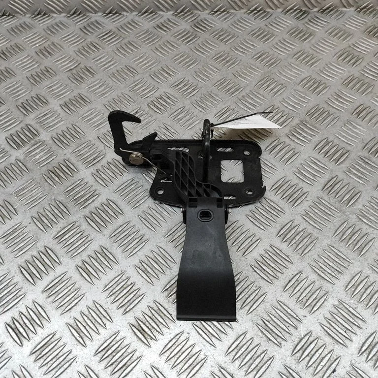 Mootorikapoti luku aas 8R0823480A