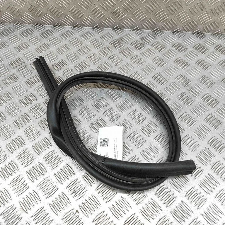 Uszczelka komory silnika 8V0823723