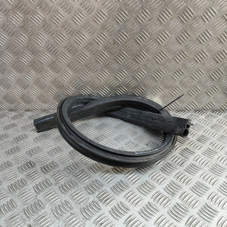 Mootoriruumi tihend 4M0823723