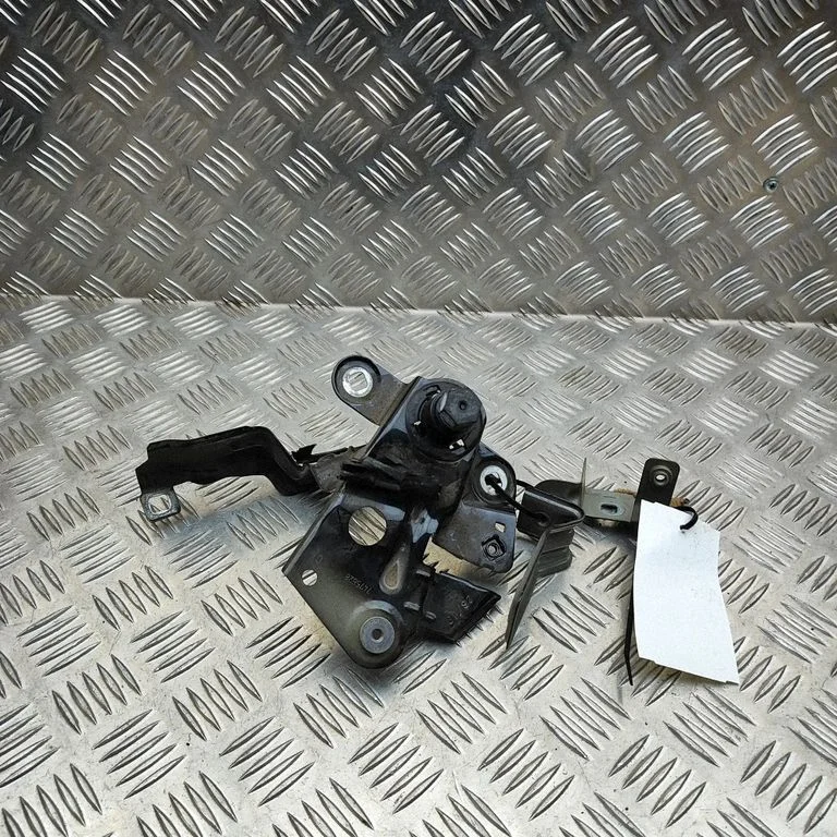 Fender mounting bracket 7475630