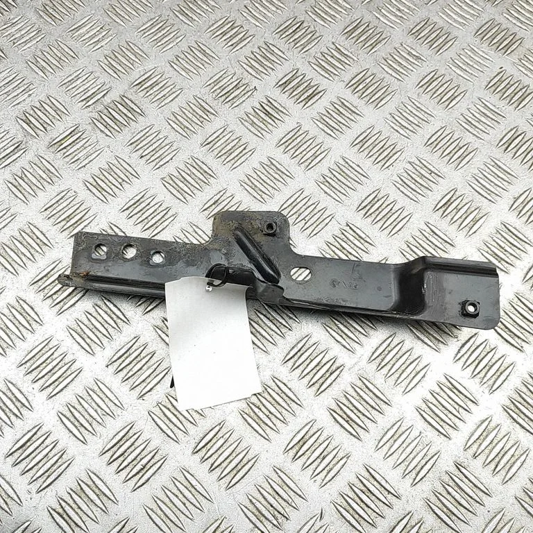 Wspornik błotnika 4L0805697