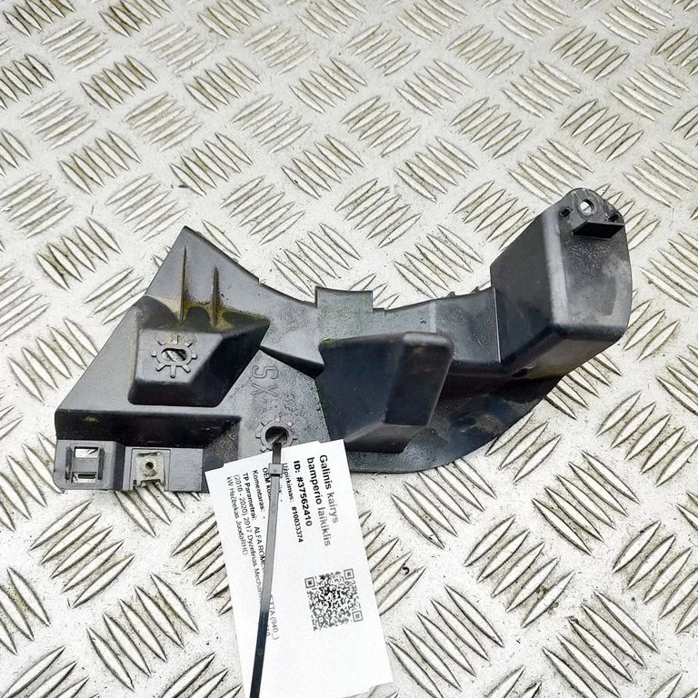 Rear bumper mounting bracket