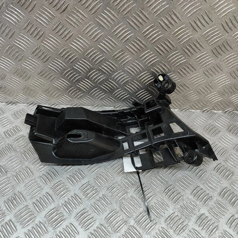 Rear bumper mounting bracket – Porsche Macan (95B) (2014-2018)