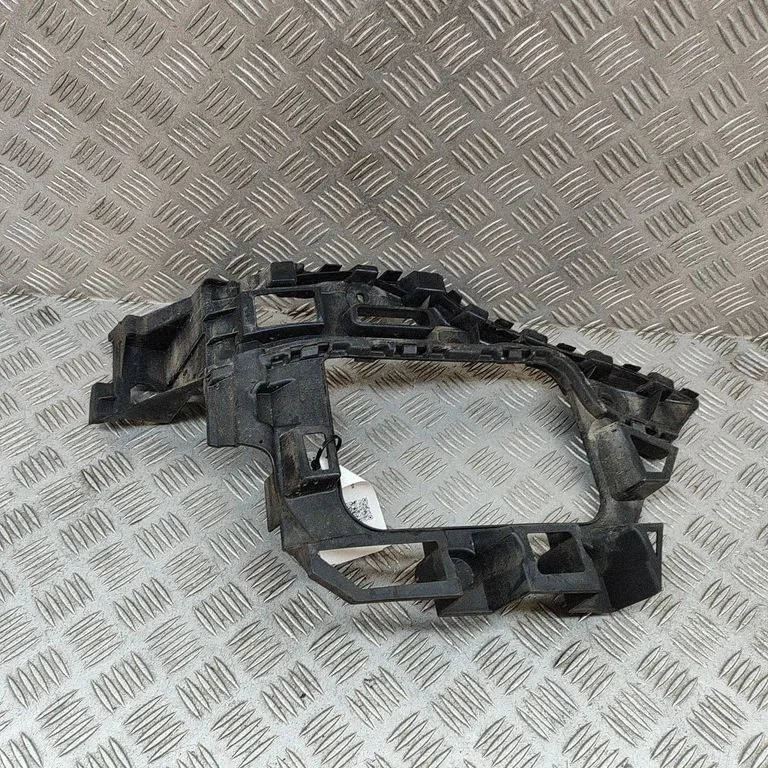 Rear bumper mounting bracket 7P6807394A