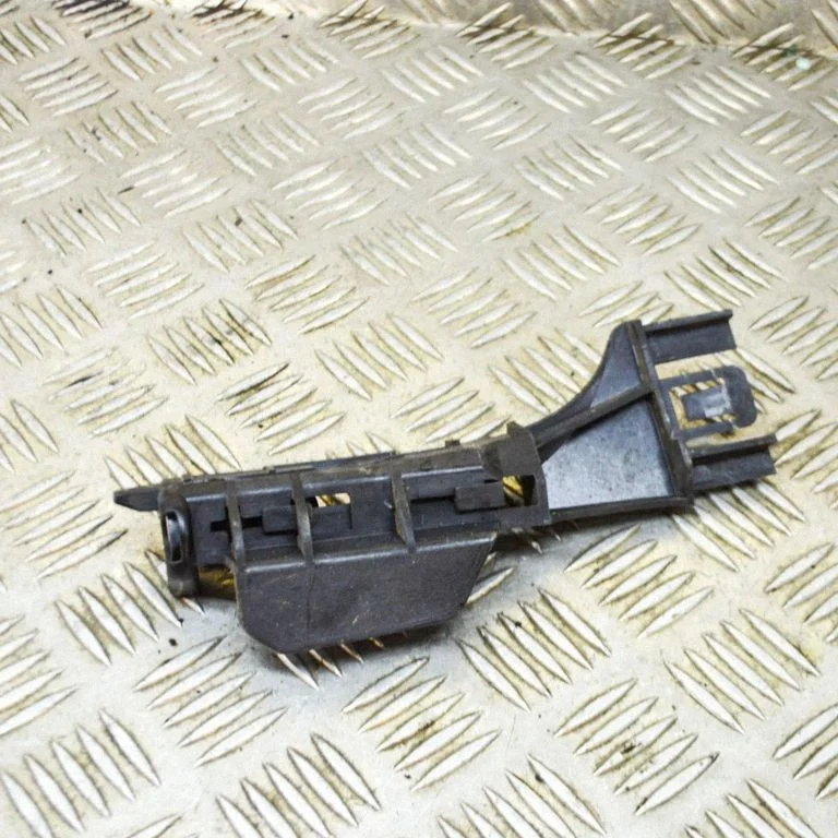 Aizmugurējā bufera turētājs 8T0807889