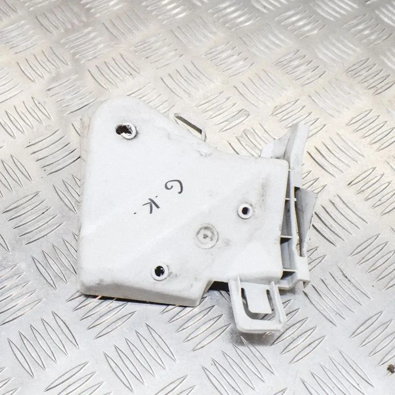 Rear bumper mounting bracket – Ford Focus (2010-2017)
