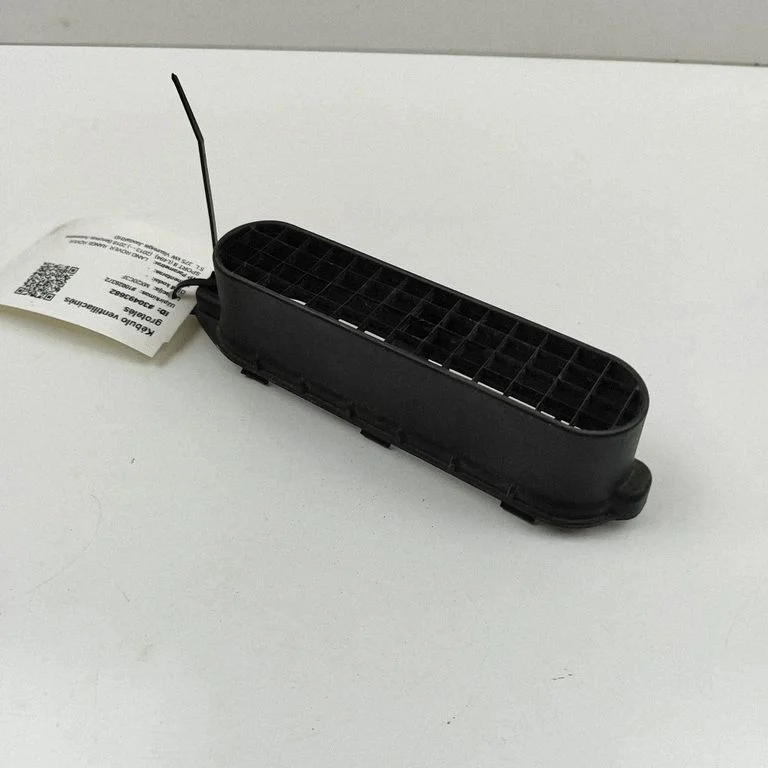 Quarter panel pressure vent CPLA9A675CC