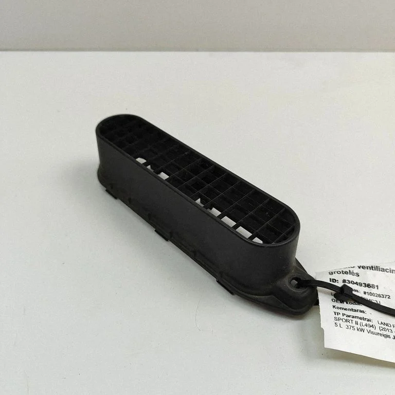Quarter panel pressure vent CPLA9A675CC