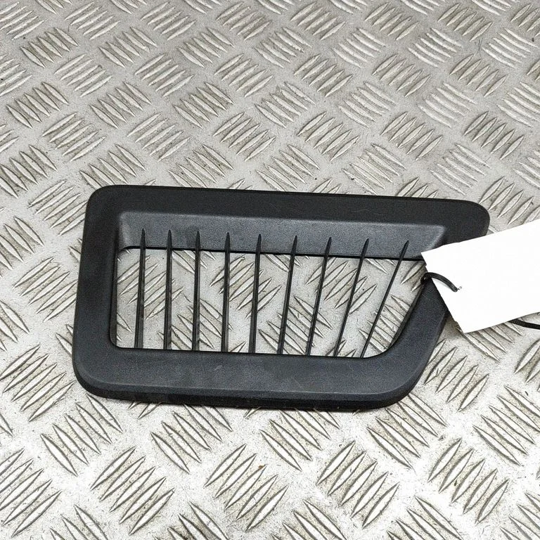 Quarter panel pressure vent 9496571