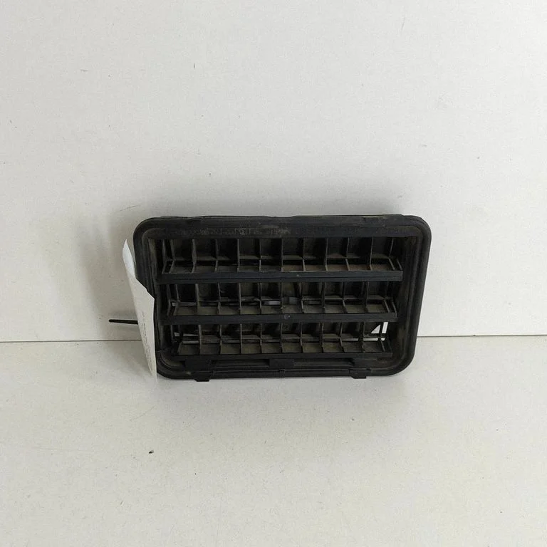 Quarter panel pressure vent 6962293