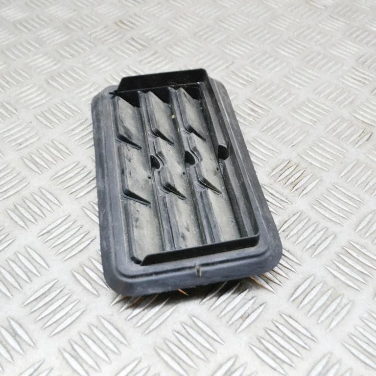 Quarter panel pressure vent 68170766AB
