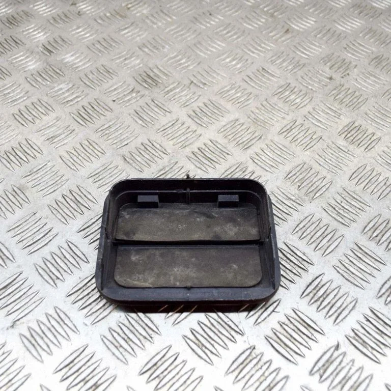Quarter panel pressure vent 2F2AB280B62AB