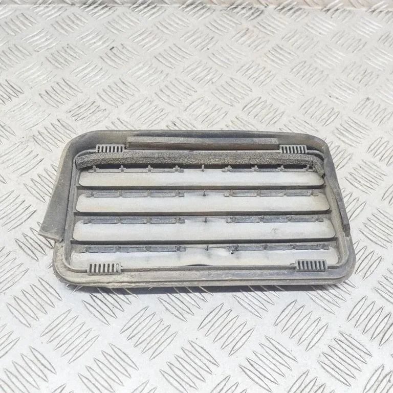 Quarter panel pressure vent