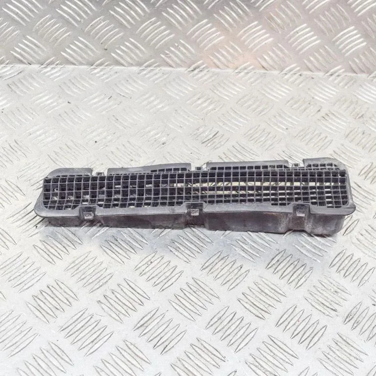 Quarter panel pressure vent MB609499
