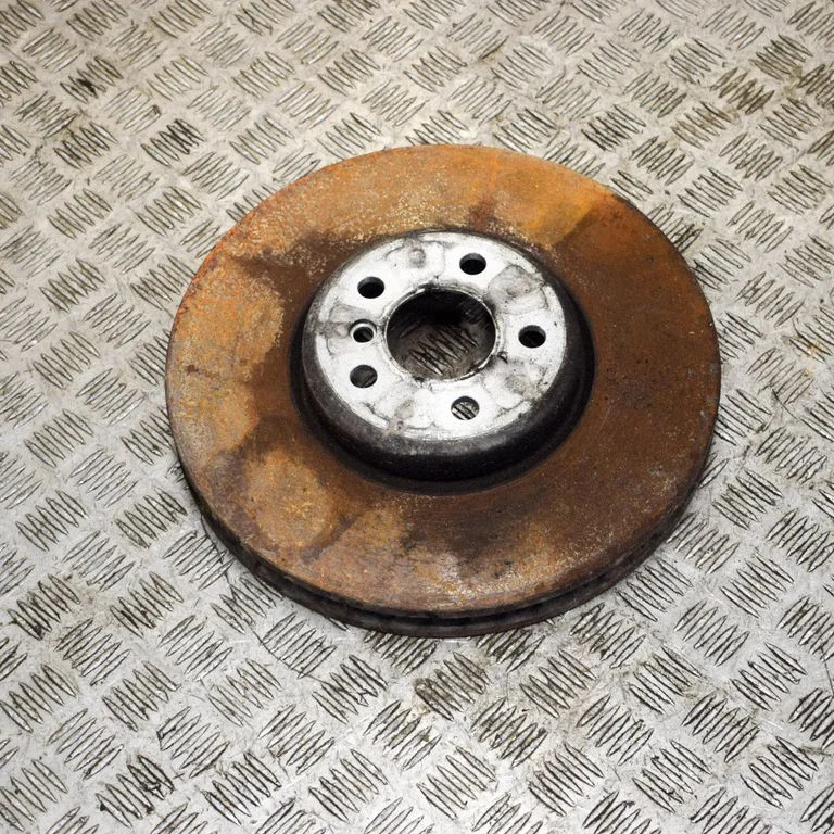 Priekšējais bremžu disks – kreisā