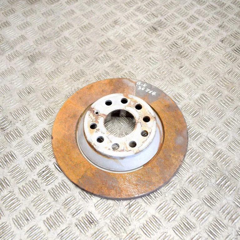 Aizmugurējais bremžu disks – kreisā