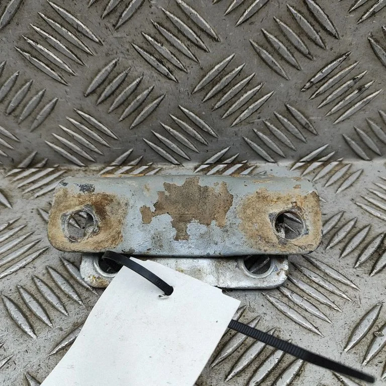 Zawiasy klapy bagażnika MN136381