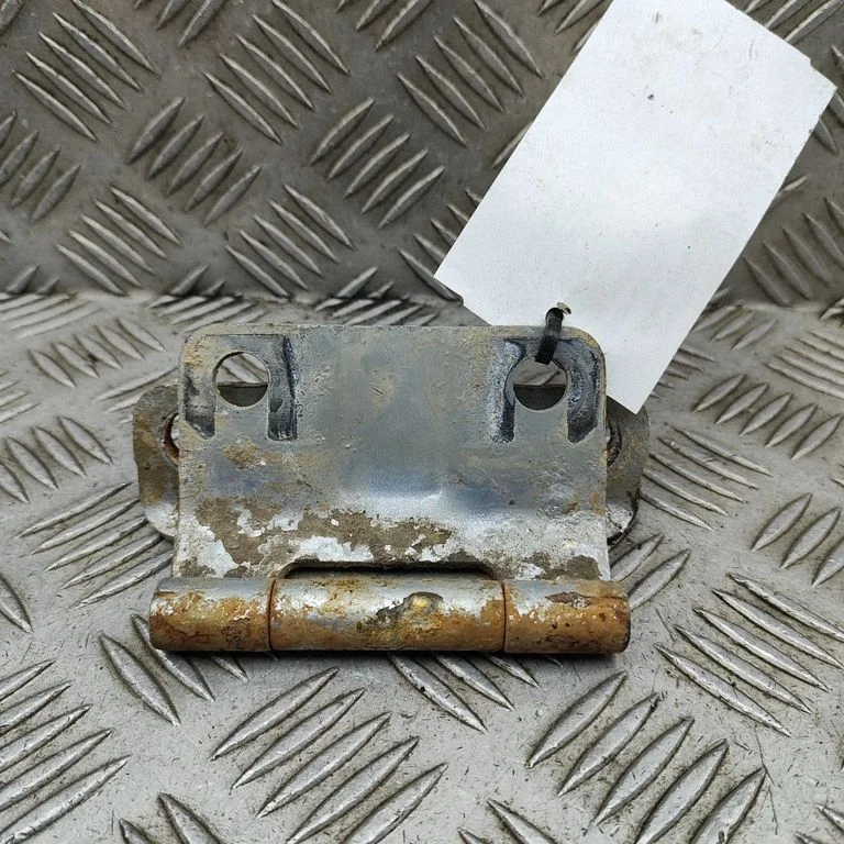 Zawiasy klapy bagażnika MN136381