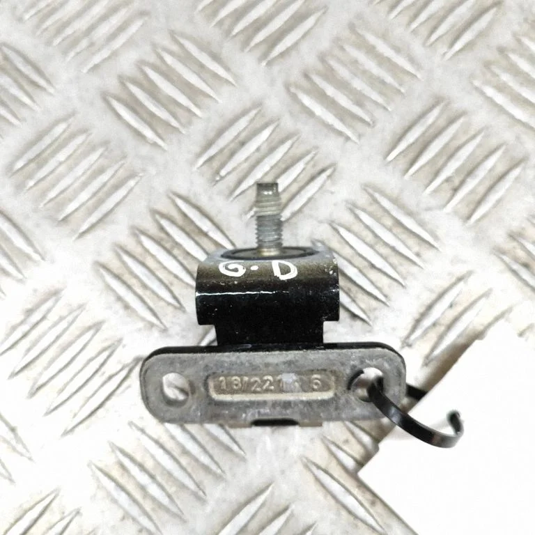 Aizmugurējā vāka eņģe (-es) 5G6827301D