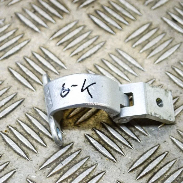 Aizmugurējā vāka eņģe (-es) – kreisā