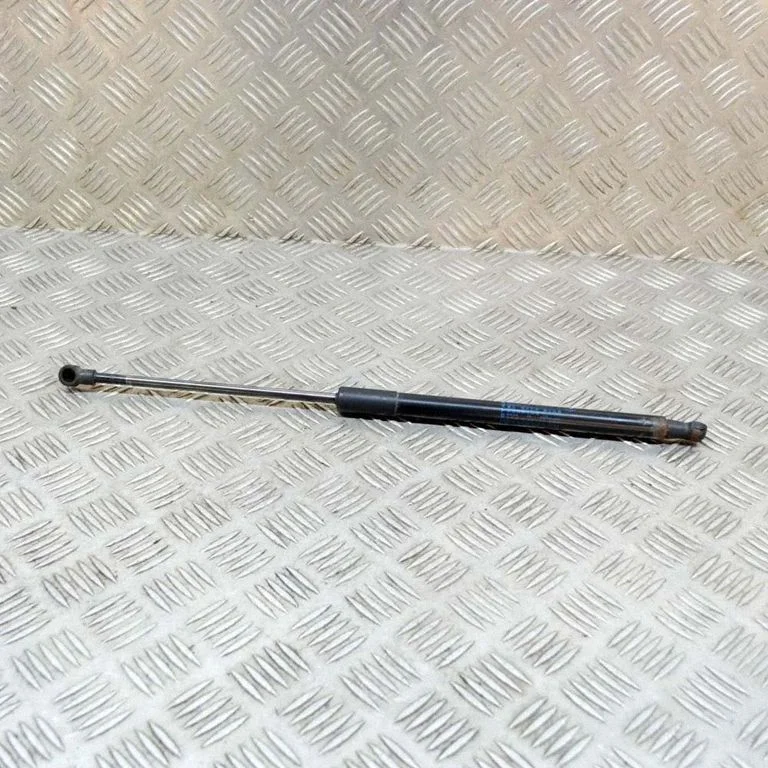 Aizmugurējā vāka amortizators – BMW 1. sērija F20 F21 (2011-2019)