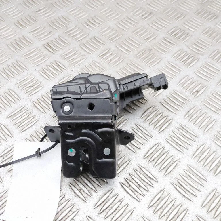 Aizmugurējā vāka slēdzene KBB462310C