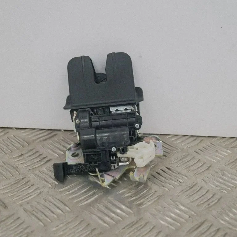 Aizmugurējā vāka slēdzene 3G0827503A