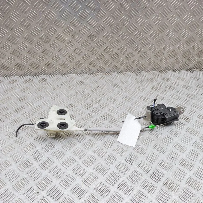 Aizmugurējā vāka slēdzene A0999068600