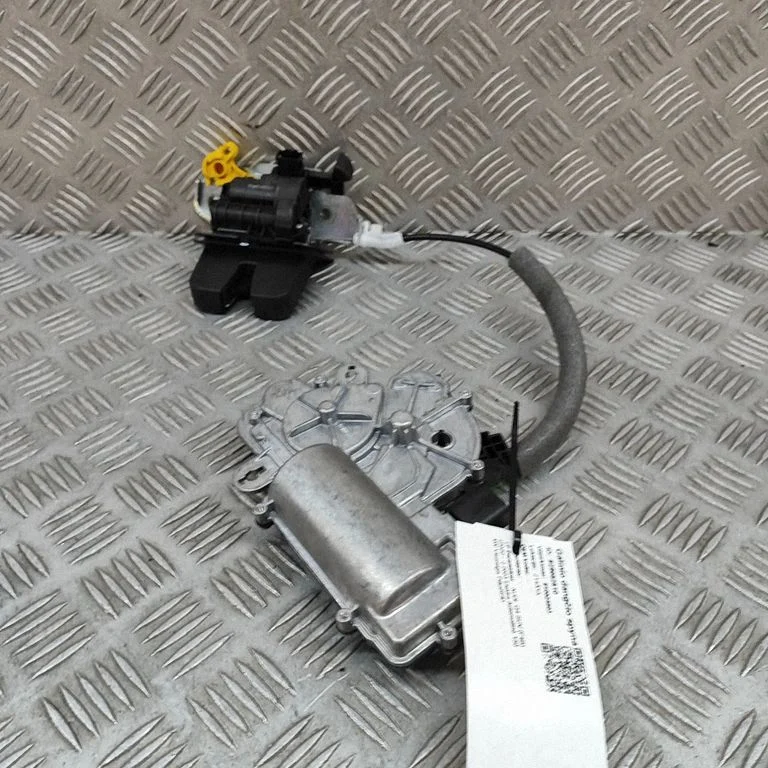 Tailgate/trunk/boot lock/catch/latch 11A827506