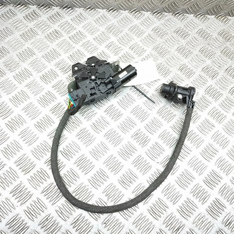Aizmugurējā vāka slēdzene A2317500085