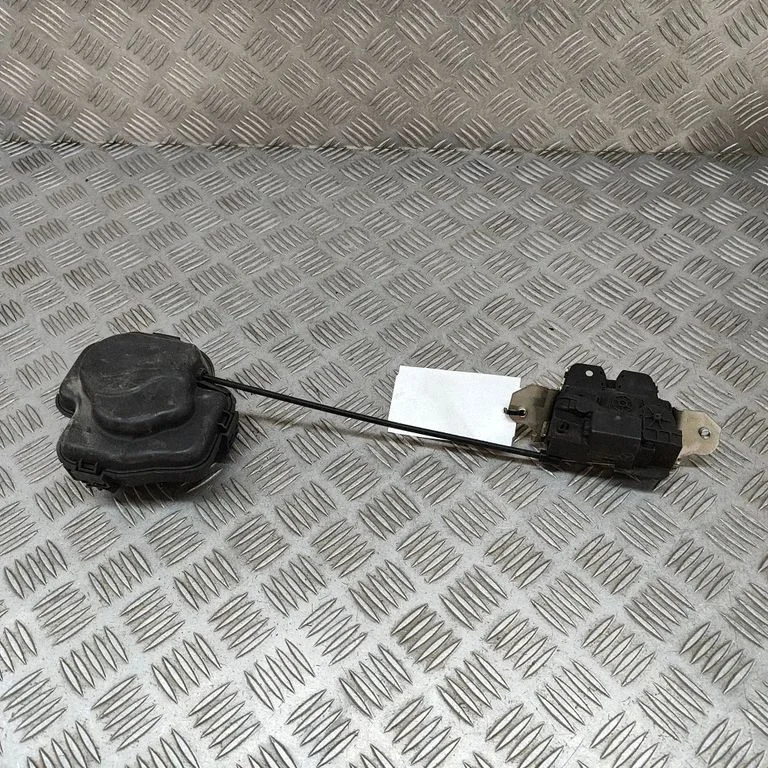 Aizmugurējā vāka slēdzene A0999067103