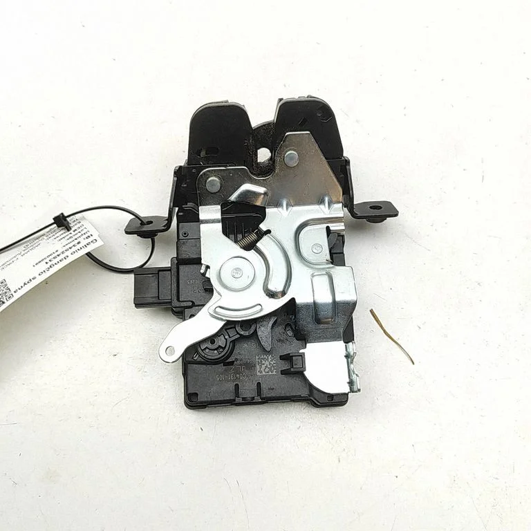 Aizmugurējā vāka slēdzene CPLA442A66AE